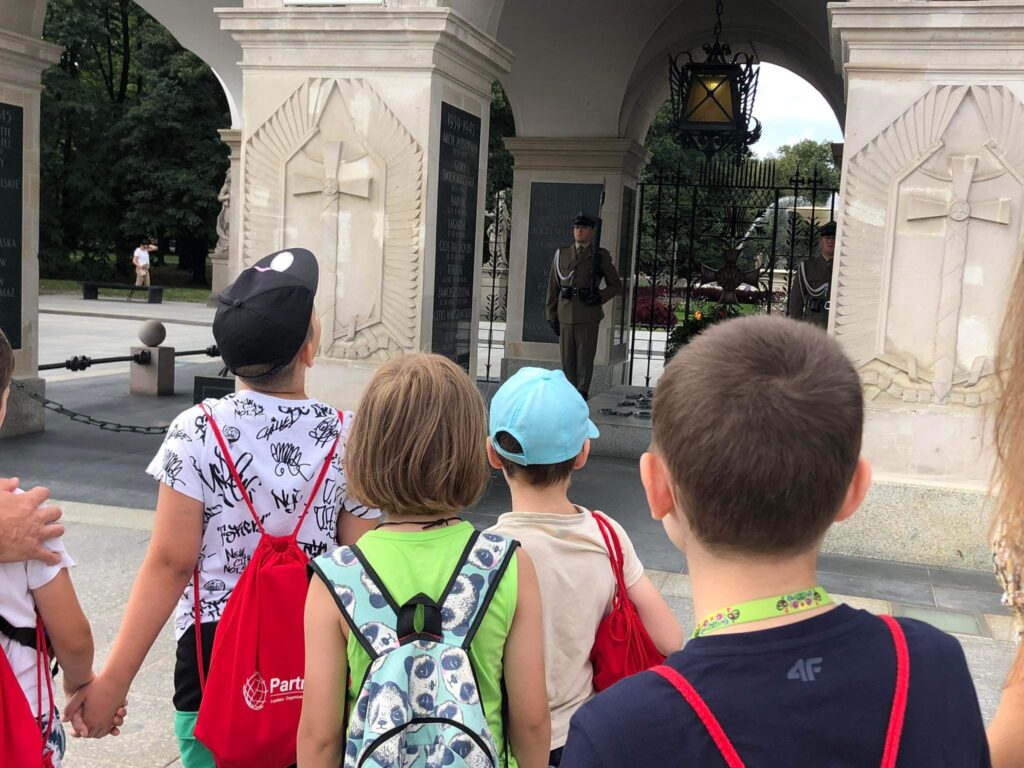 Wycieczka Dla Dzieci Z Ukrainy w Warszawie, Grób Nieznanego Żołnierza